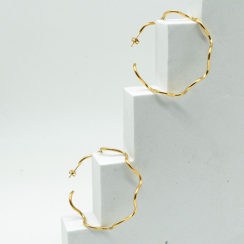 Goldene Creolen Aus Edelstahl, Wellenohrringe Goldene Creolen Aus Edelstahl, Wellenohrringe von ZAHOstudio