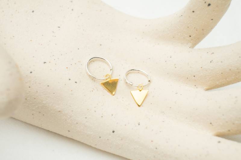 Tria Dreieck Hoops, Ohrringe Aus 925Er Sterling Silber Mit 14K-Echtgoldlegierung, Creolen, Geometrie, Filigane Kreolen, Silber Und Gold Tria Dreieck Hoops, Ohrringe Aus 925Er Sterling Silber Mit 14K-Echtgoldlegierung, Creolen, Geometrie, Filigane Kreolen, Silber Und Gold von ZAHOstudio