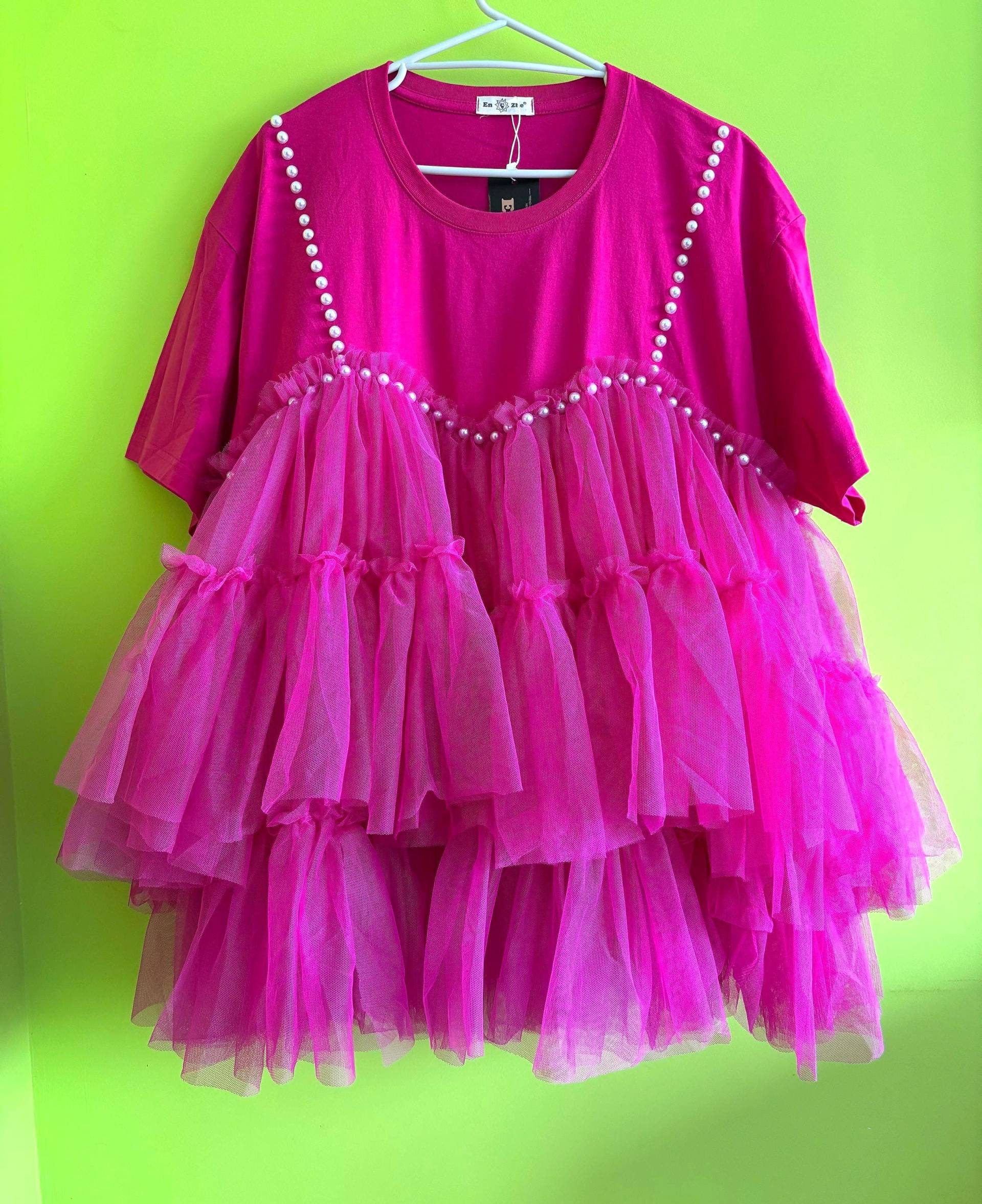 Handmade Oversized Pink Tulle T-Shirt With Pearls - Statement Summer Look Handmade Oversized Pink Tulle T-Shirt With Pearls - Statement Summer Look von ZAKOHANAYA