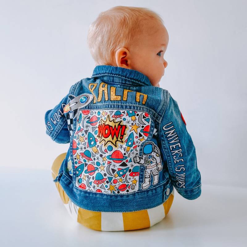 Personalisierte Baby Jeansjacke Handbemalt Mit Gestickten Aufnähern, Individueller Name von ZARAdreamland