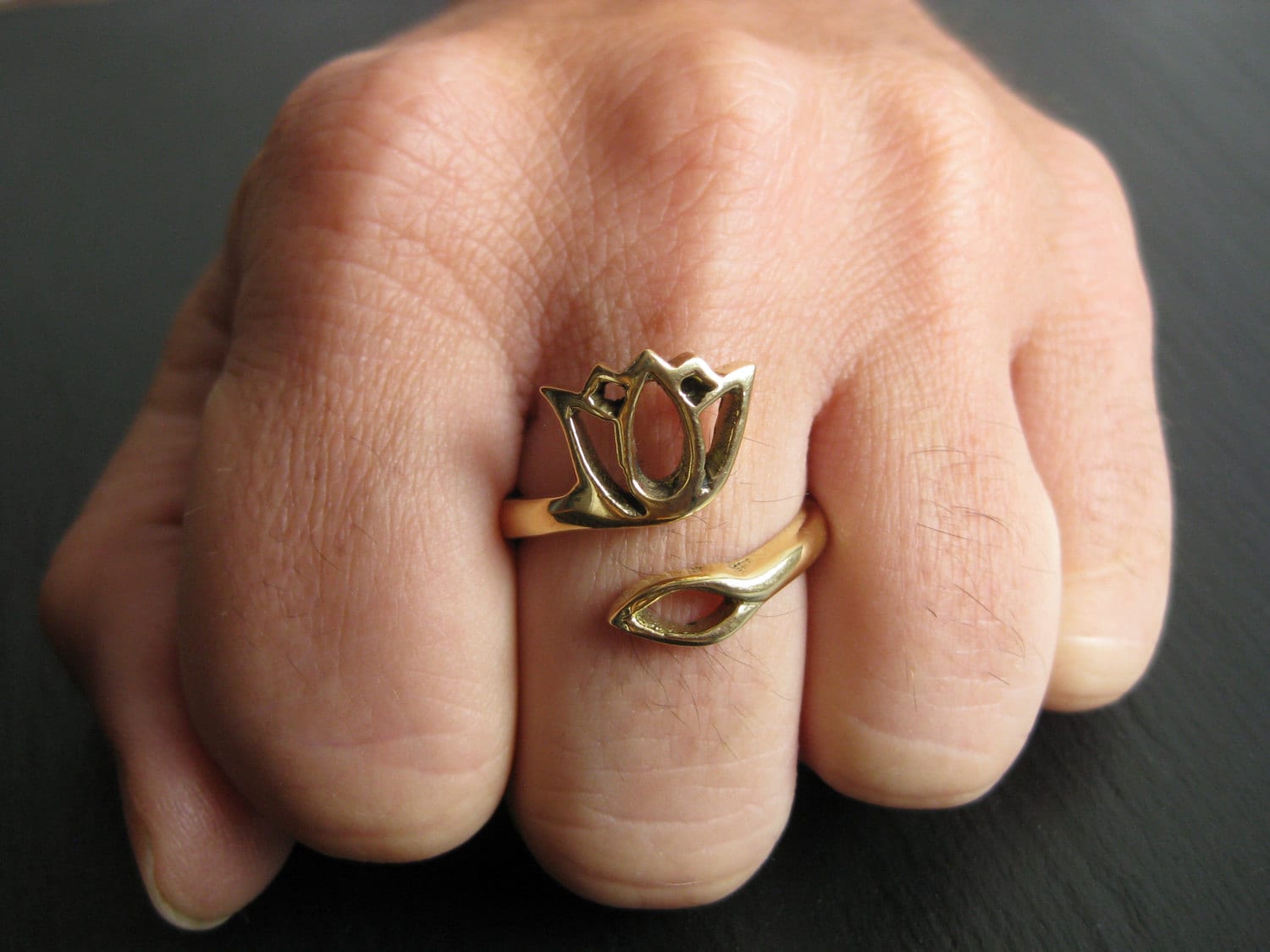Lotus Blume Messing Ring. Verstellbarer Wickelring. Yoga-Ring. Moderne Boho Hippie Schmuck Lotus Blume Messing Ring. Verstellbarer Wickelring. Yoga-Ring. Moderne Boho Hippie Schmuck von ZARIboutik