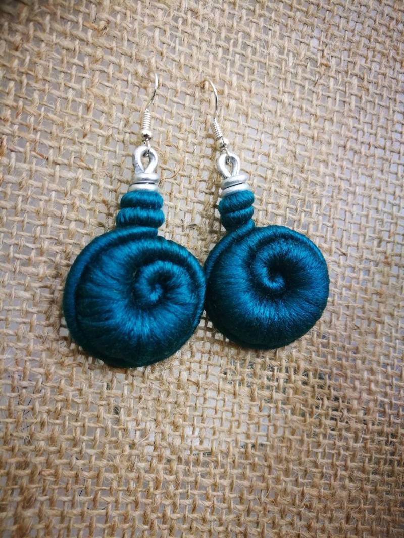 Blaugrüne Vortex Nautilus Garn Gewickelte Ohrringe von ZAYUNU