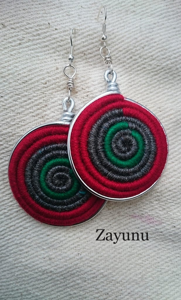 Extra Große Vortex Garn Ohrringe - Grün, Grau Und Rot Gestreift von ZAYUNU