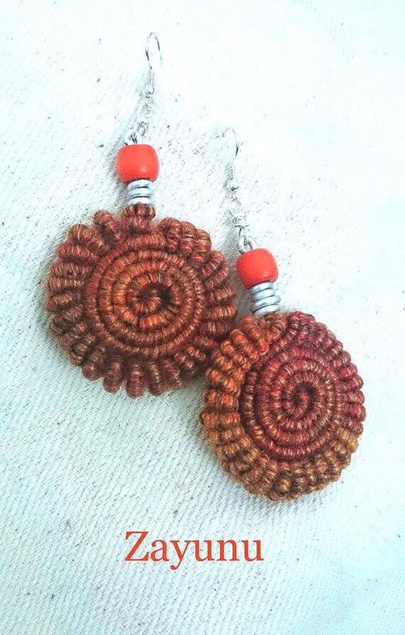 Vortex "Biscuit' Yarn Gewickelte Ohrringe - Shortcake Oder Zimtschnecke von ZAYUNU