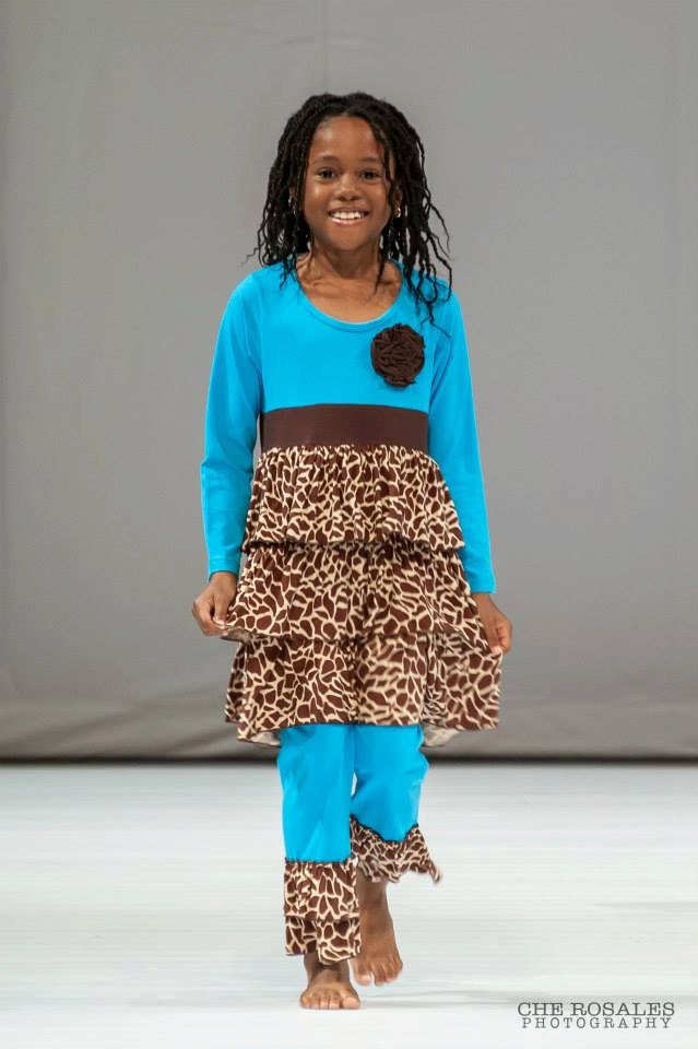 Türkis-Braunes Giraffen-Print-Mädchenkleid Mit Passenden Leggings. Bekleidung 2Er Set von ZByOzi