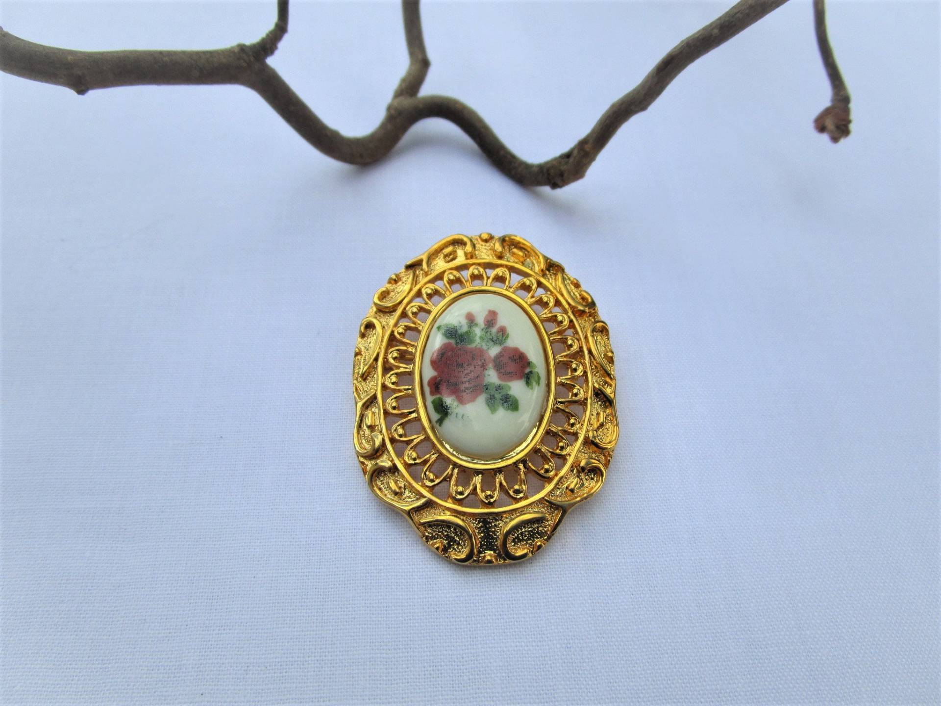 Vintage Brosche Schmuck Oval Rosenmotiv Goldfarben von ZEITJUWELEN