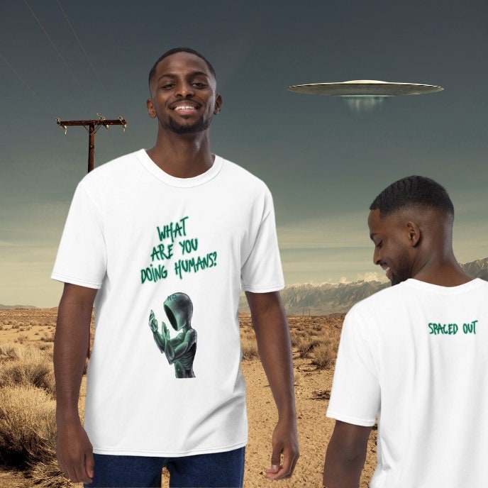 T-Shirt Alien - What Are You Doing Humans? | Kreatives Geschenke Vintage Shirt T Aesthetic Ufo Unisex T-Shirt Alien - What Are You Doing Humans? | Kreatives Geschenke Vintage Shirt T Aesthetic Ufo Unisex von ZEITLOS1994