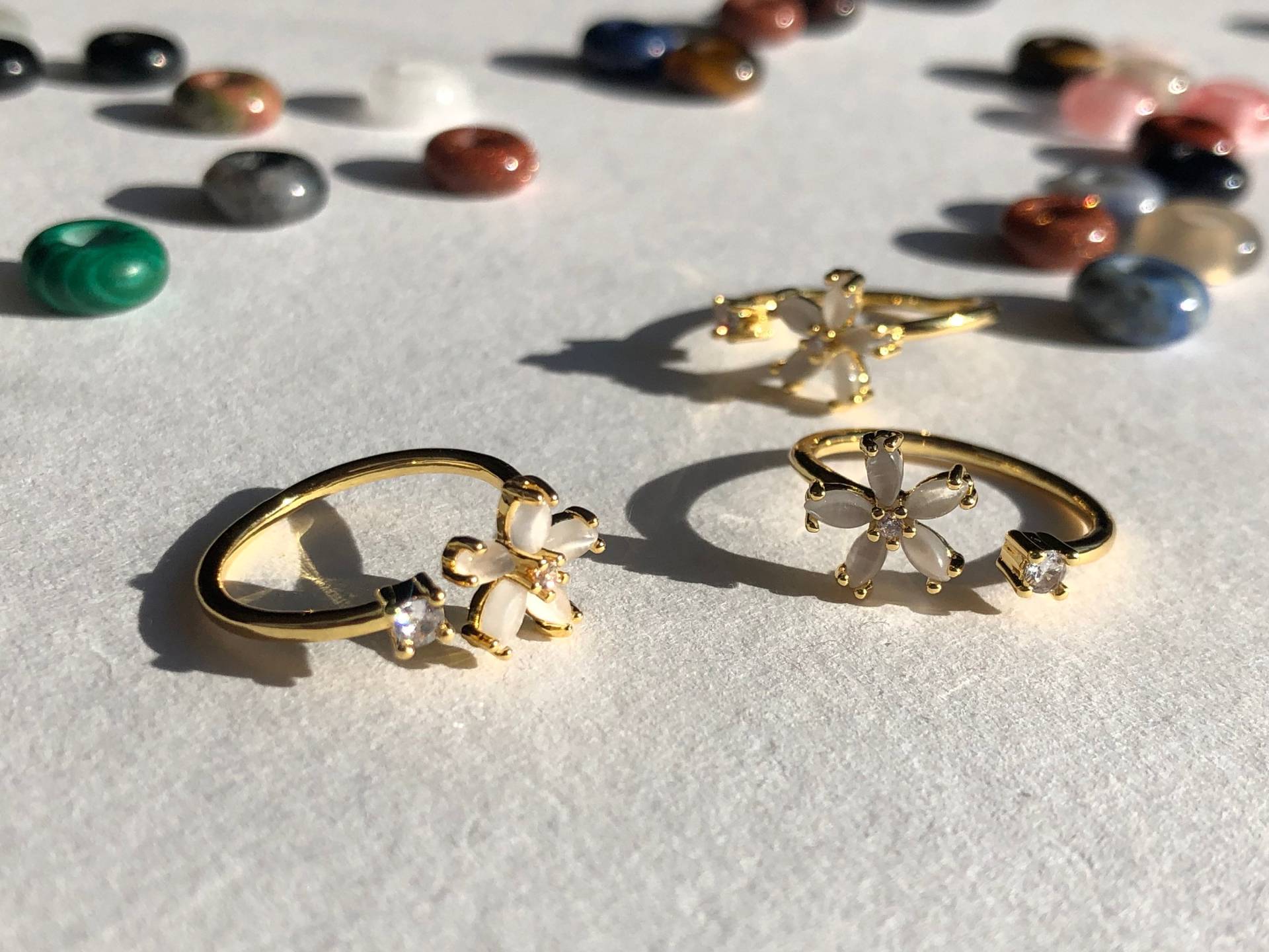 Ring Vergoldet Aus Edelstahl Größenverstellbar Zirkoniastein Und Blume von ZESTFULRINGS