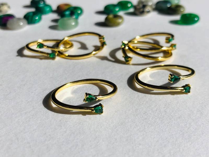 Ring Vergoldet Wasserfest Aus Edelstahl Größenverstellbar Smaragdgrüne Und Rubinrote Steine von ZESTFULRINGS