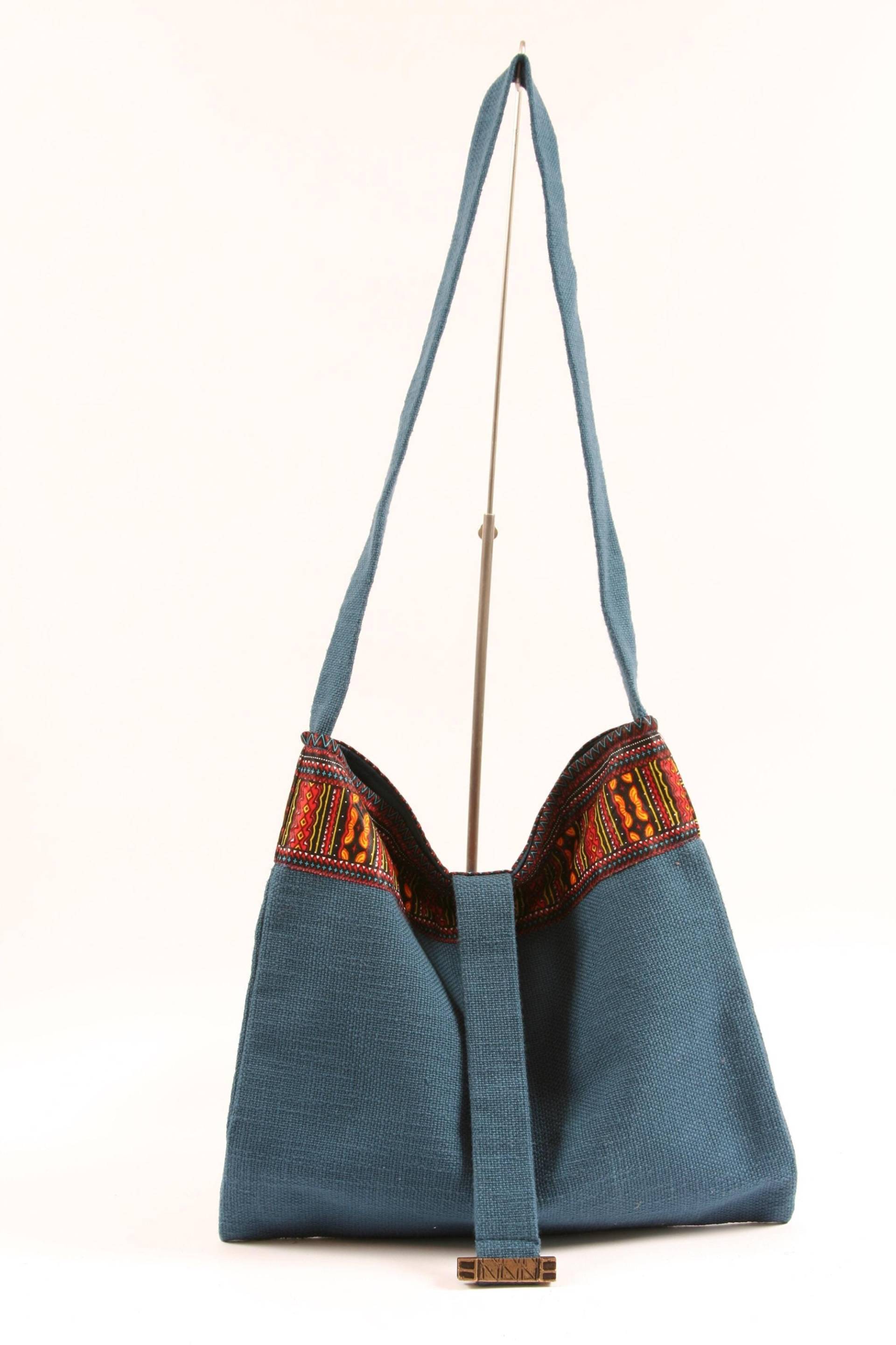 Tasche Aus Laminiertem Baumwoll-Canvas Mit Baumwollwachs-Einsatz, Verschluss Durch Eine Einem Bronzestück Verzierte Lasche Tasche Aus Laminiertem Baumwoll-Canvas Mit Baumwollwachs-Einsatz, Verschluss Durch Eine Einem Bronzestück Verzierte Lasche von ZIGZZAG