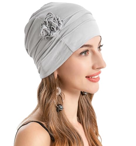 ZLYC Damen Summer Beanie Mütze Elastischer Chemo Hut mit Blumen(Plisseeblume Hellgrau),Einheitsgröße von ZLYC