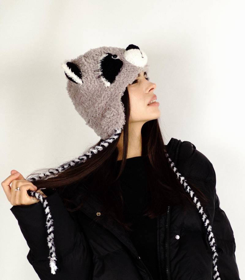 Graue Waschbärmütze Für Kinder Und Erwachsene, Handgefertigte Wintertiermütze, Pelziger Gehäkelter Waldlandhut Mit Kleinen Ohren von ZOOMASKA