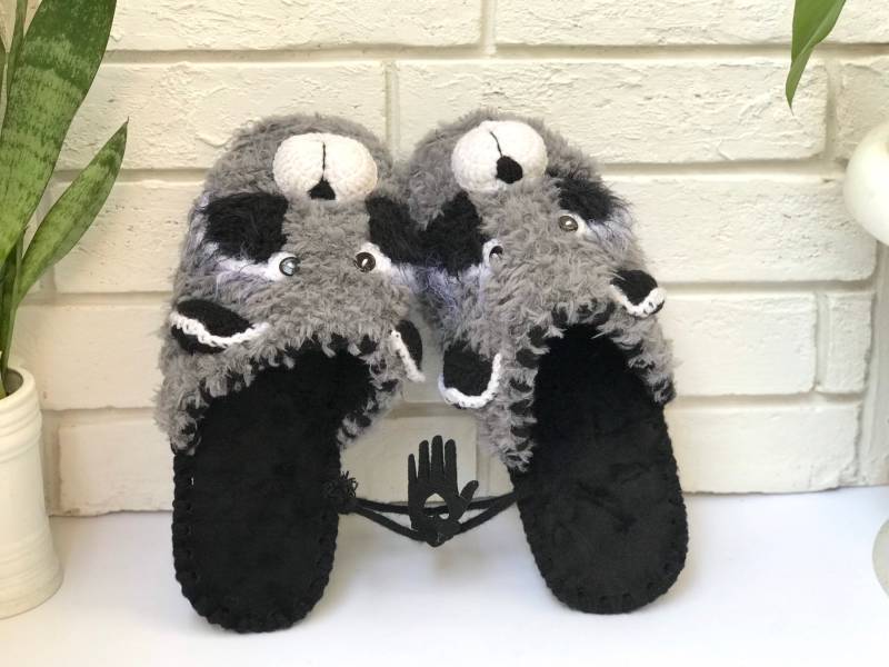Waschbär Häkeln Hausschuhe - Niedliche Tierhaus Schuhe, Gemütliches Handgefertigtes Wolle Geschenk Für Frauen & Jugendliche von ZOOMASKA