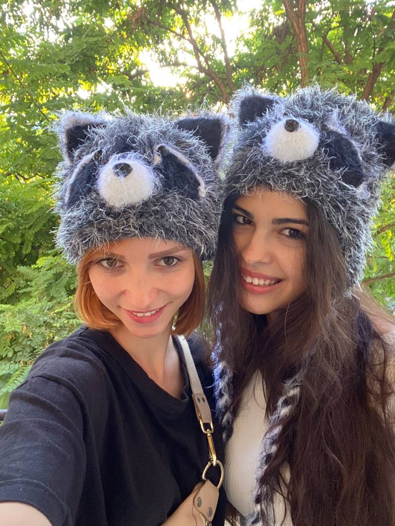 Waschbär-Wintermütze - Warme Häkelmütze Mit Tiermotiv Flauschige, Kuschelige Handgefertigte Mütze Luxuriöse in Schwarzblau von ZOOMASKA