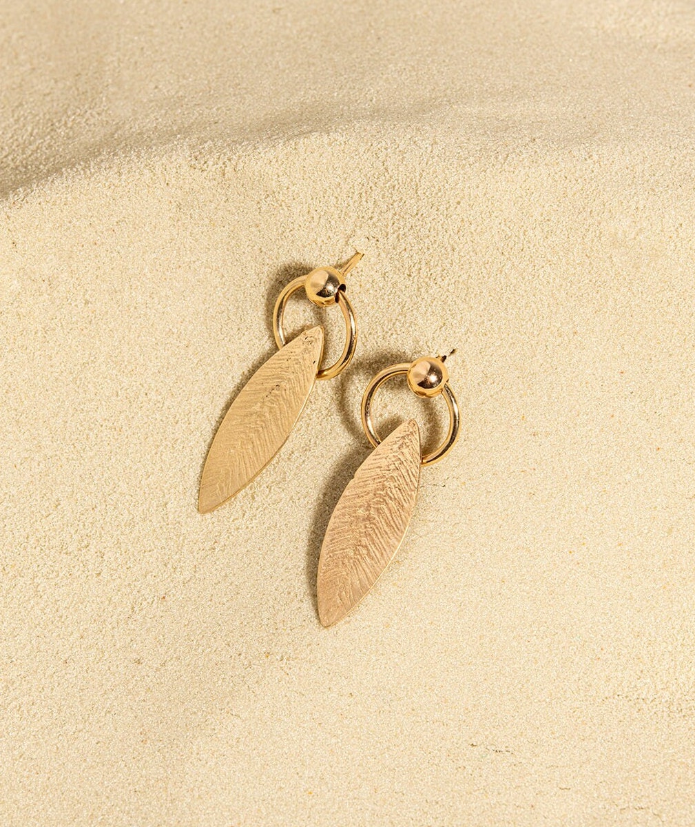 Blatt Charme Ohrringe, 14K Gold Charm Solid Schmuck, Tropfen Ohrstecker von ZOZiJewelry