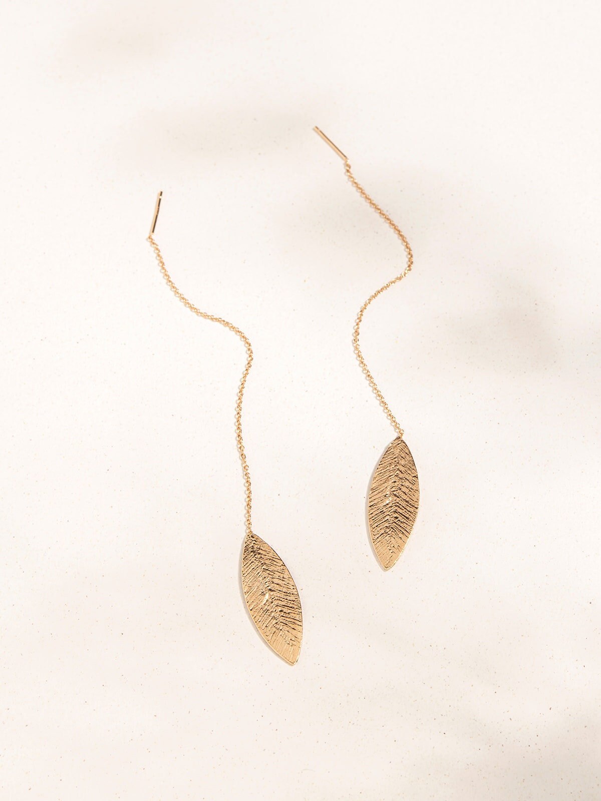 Lange Kette Ohrringe, Durchzieher Gold, Pendelohrringe, Federohrringe, Blatt Einfädler Pendelohrringe Lange Kette Ohrringe, Durchzieher Gold, Pendelohrringe, Federohrringe, Blatt Einfädler Pendelohrringe von ZOZiJewelry