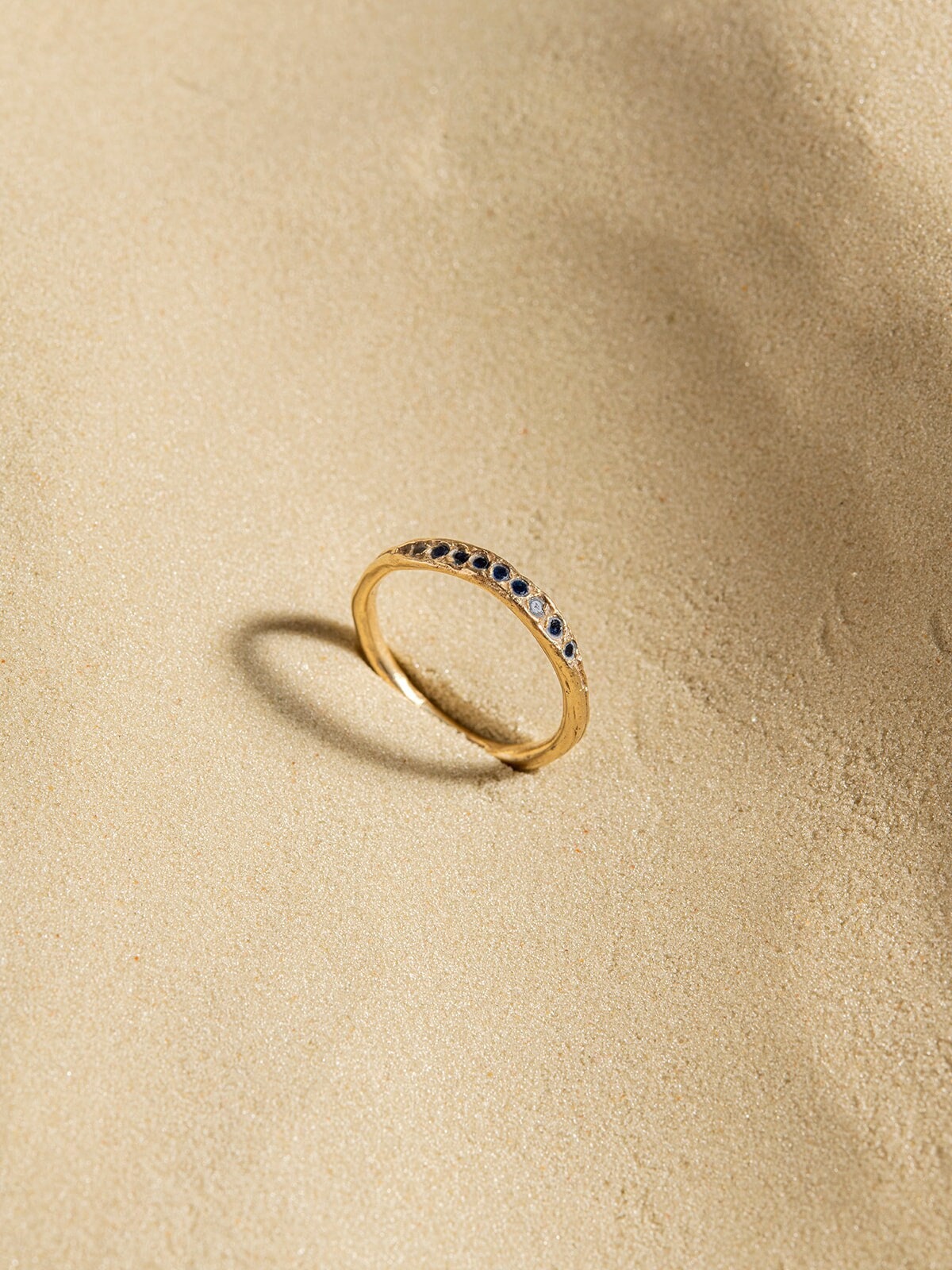 Zierlicher Saphir Ring, 14K Gold Stapelring, Massiv Schmuck, Pave Zarter Unikat von ZOZiJewelry