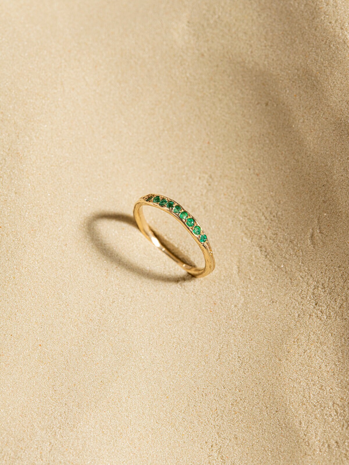 Zierlicher Smaragd Ring, Einzigartiger Gold Schmuck, Stapelring Smaragd, Halbe Ewigkeit 14K Schmuck von ZOZiJewelry