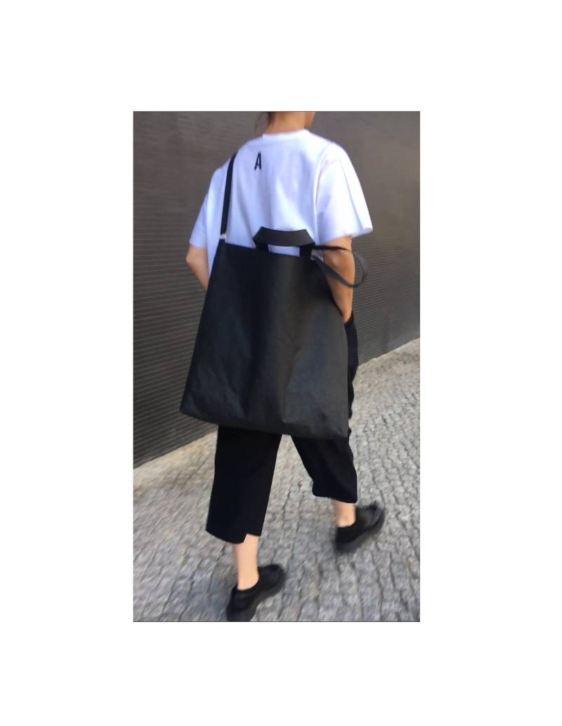 Tote Bag Washable Paper Henkeltasche Vegane Umweltfreundlich Ecofriendly Papier Leder Nachhaltig Handtasche Umhängetasche Black Shoppen Tote Bag Washable Paper Henkeltasche Vegane Umweltfreundlich Ecofriendly Papier Leder Nachhaltig Handtasche Umhängetasche Black Shoppen von ZUZAberlin