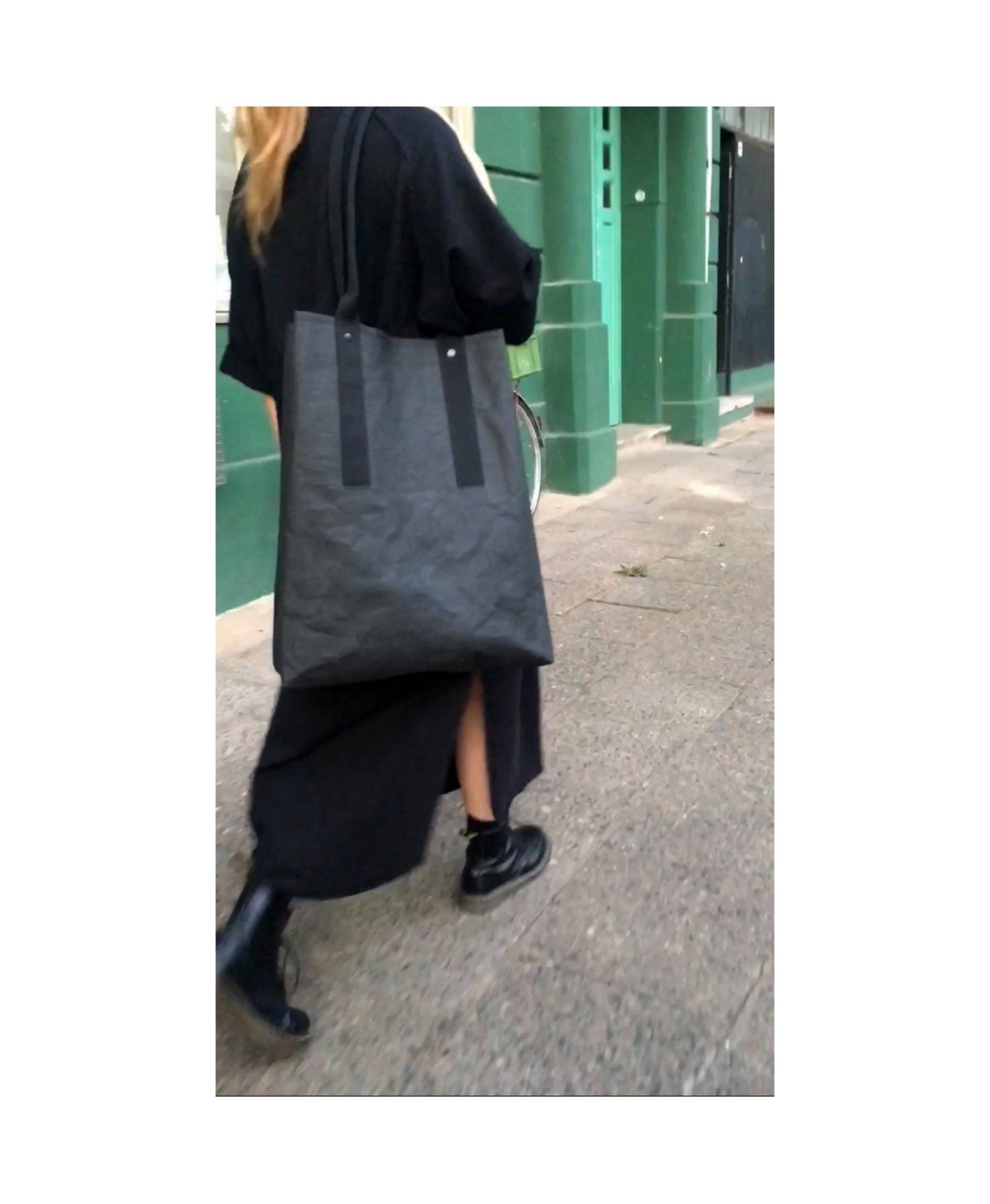 Washable Paper Tote Bag Shopper Henkeltasche Vegan Ecofriendly Papier Leder Nachhaltig Tasche Handtasche Umhängetasche Black Schwarz Washable Paper Tote Bag Shopper Henkeltasche Vegan Ecofriendly Papier Leder Nachhaltig Tasche Handtasche Umhängetasche Black Schwarz von ZUZAberlin