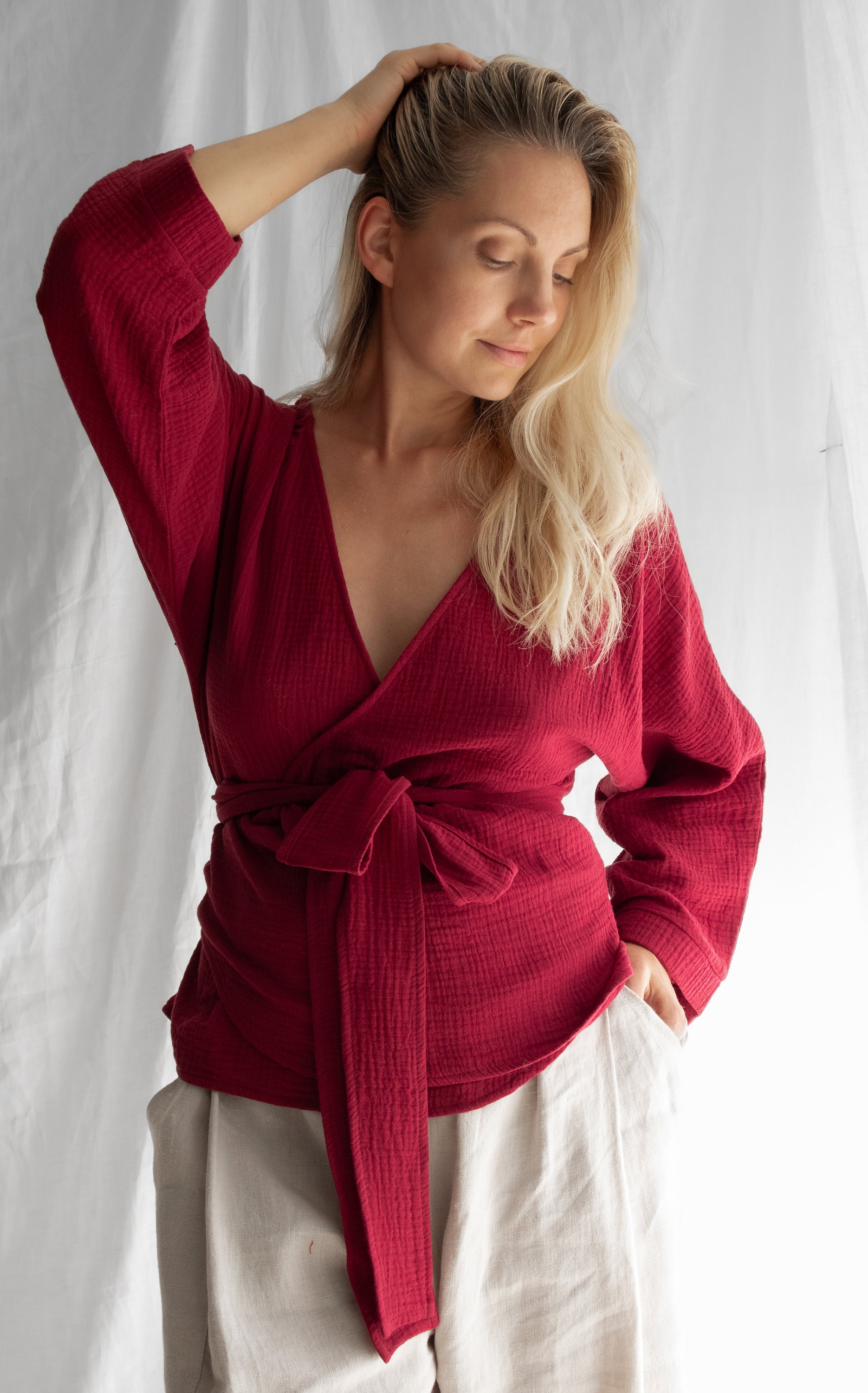 Wickelbluse Aus Weicher Baumwolle Mit Langen Ärmeln. Top Naturfarbenem Baumwoll-Musselin Wickelbändern. Oben in Double Gauze V-Ausschnitt Und von ZUZUis