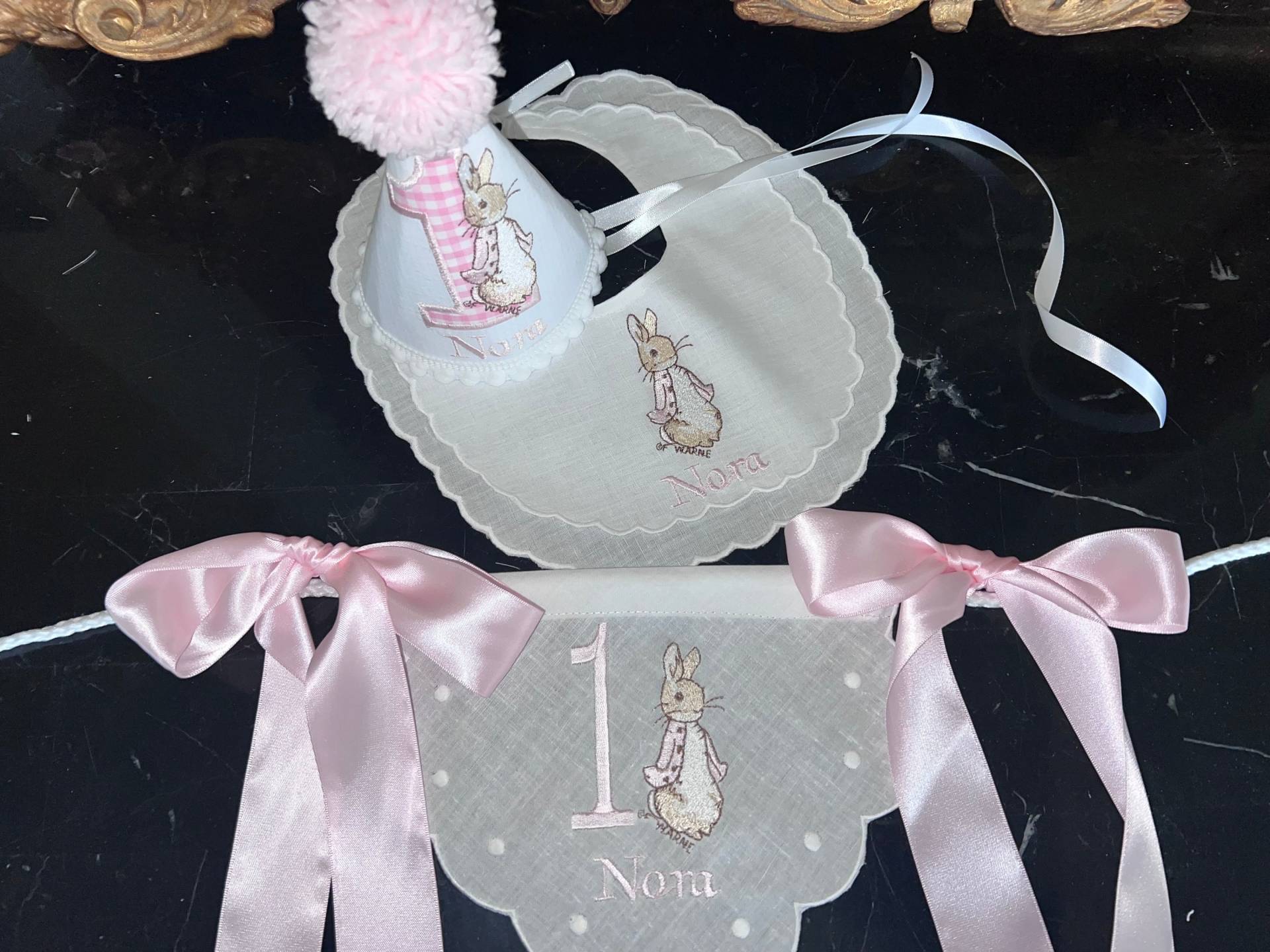 Personalisierte Sticken Beatrix Potter Peter Rabbit Hochstuhl Banner-Erster Geburtstag Wand Banner-Girl's Cake Smash Outfit-Peter Lätzchen von Zadabug