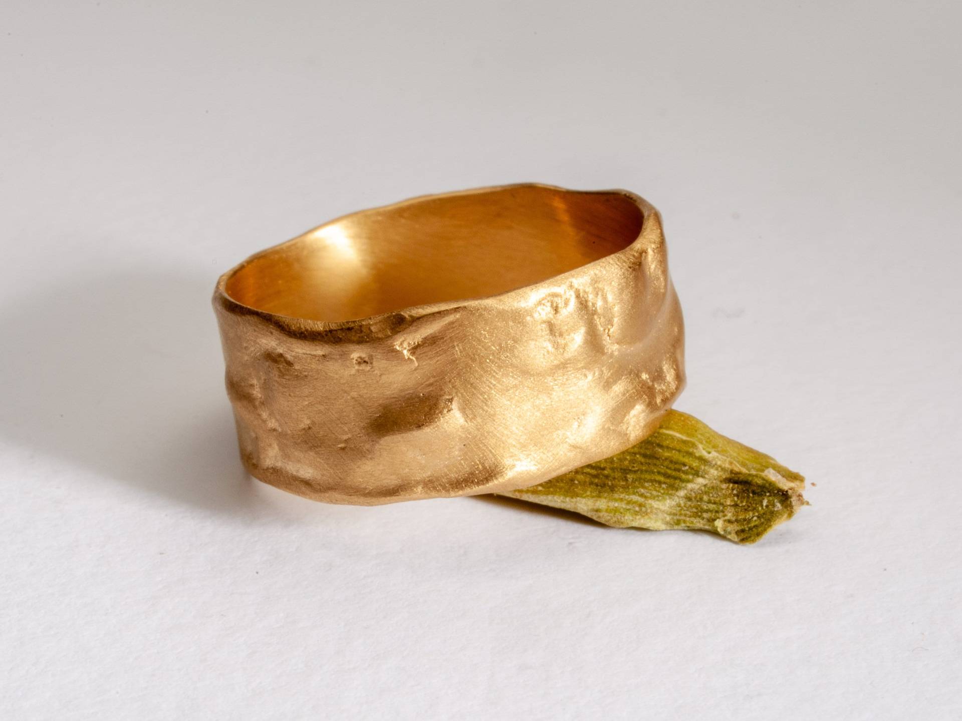 14K Gelbgold - Ehering Für Frauen 8 Mm Breit Mit Gehämmertem, Strukturiertem Rauem Finish von ZadokGold