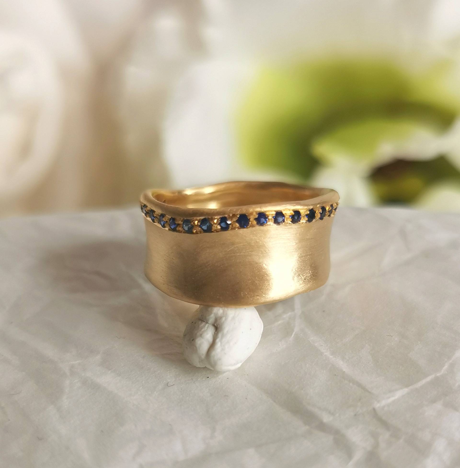 14K Gold Bandring Mit Einer Reihe Von 20 Kleinen Blauen Saphiren, Breiter Goldhochzeit Saphir 14K Gold Bandring Mit Einer Reihe Von 20 Kleinen Blauen Saphiren, Breiter Goldhochzeit Saphir von ZadokGold