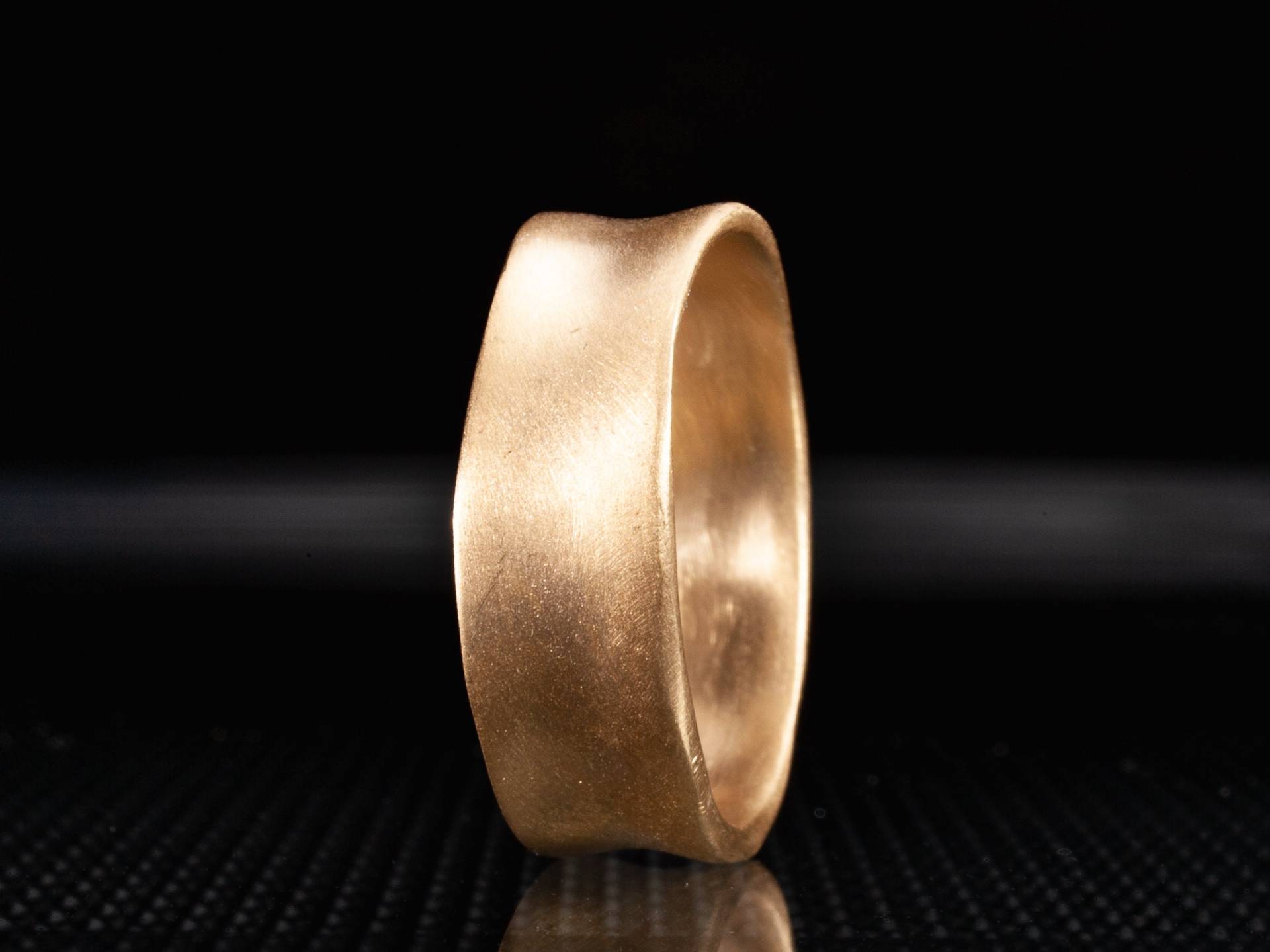 18K Matte Goldring Für Frauen, 6 Mm Breit Solide 18K Gold Ehering, Organic Ehering von ZadokGold