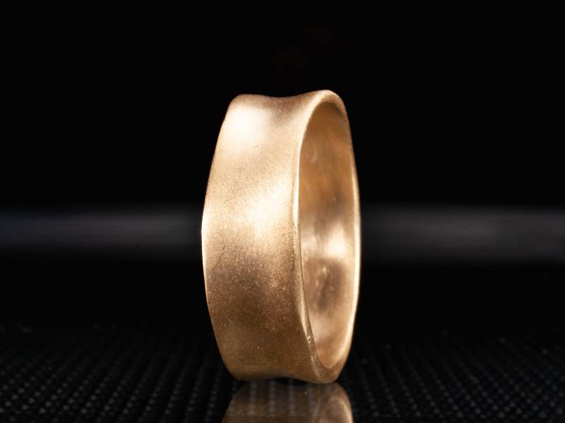 18K Matte Goldring Für Frauen, 6 Mm Breit Solide 18K Gold Ehering, Organic Ehering von ZadokGold