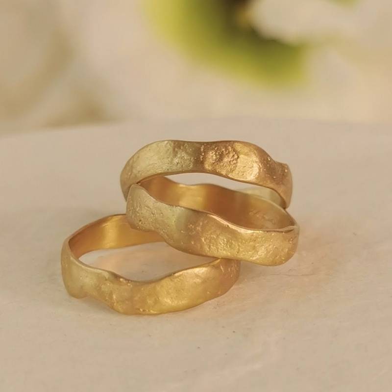 3-Teiliges Stapelgoldringset, 18K Solides Gelbgold, Das 3 Ringe in Gehämmertem Strukturiertem Rustikalem Gold Zusammenpasst von ZadokGold