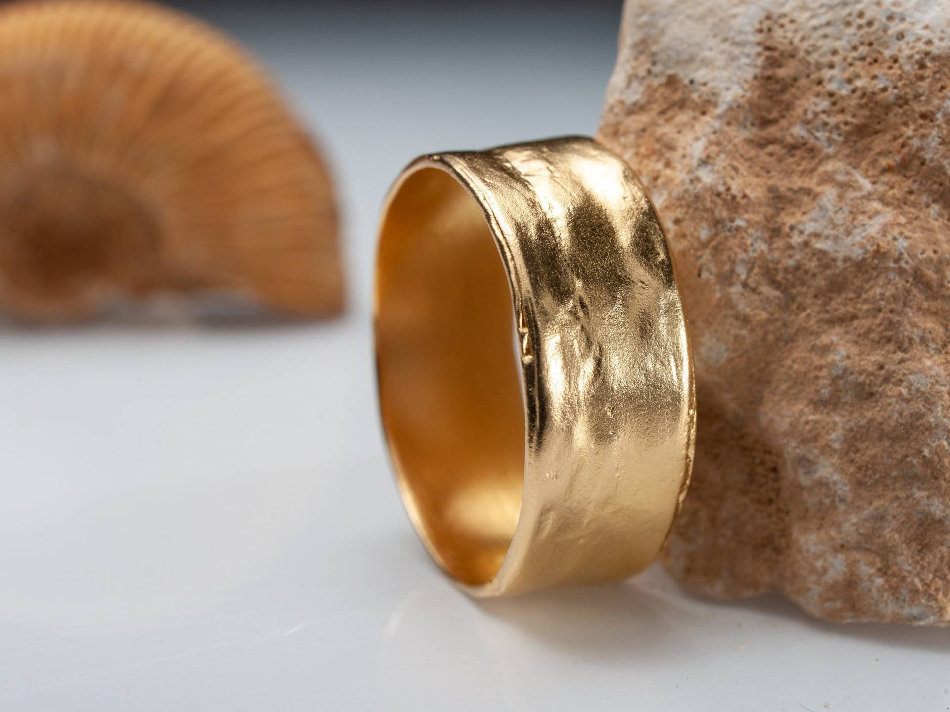 Breiter Zigarrenring Für Männer, 14K Massivgold Herrenring, 8mm Breiter Goldring, Handgemachter Gehämmerter Goldring von ZadokGold