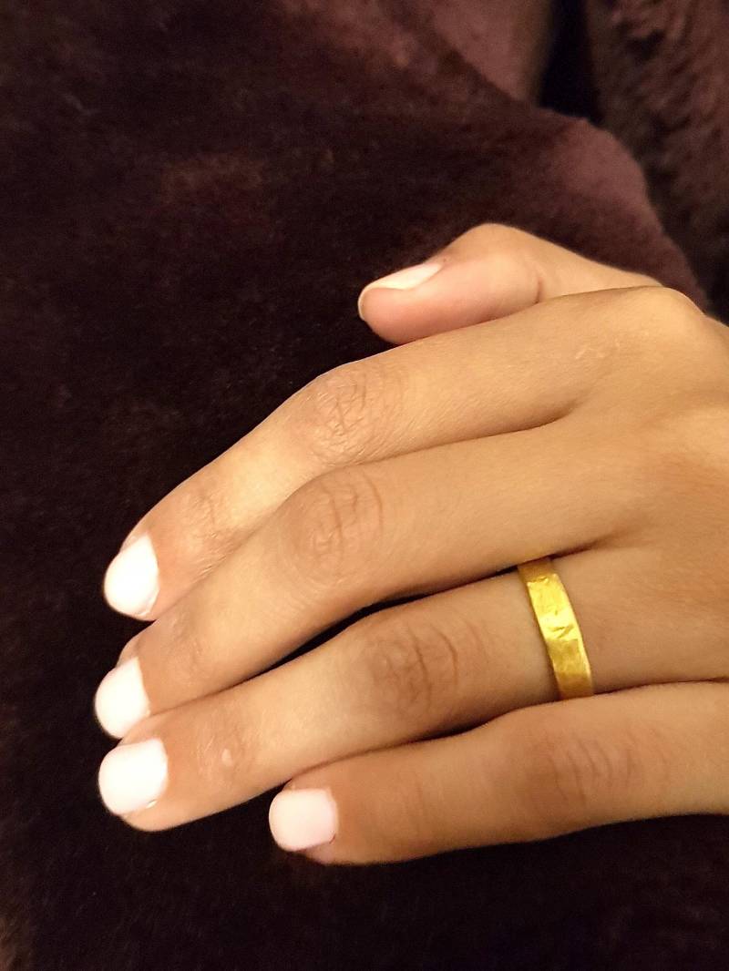 Einzigartige Gehämmerte Ehering Für Frauen. 14K Solid Gold Ringe Frauen, Goldene Stapelringe Von Yehuda Zadok Jerusalem Jewelry von ZadokGold