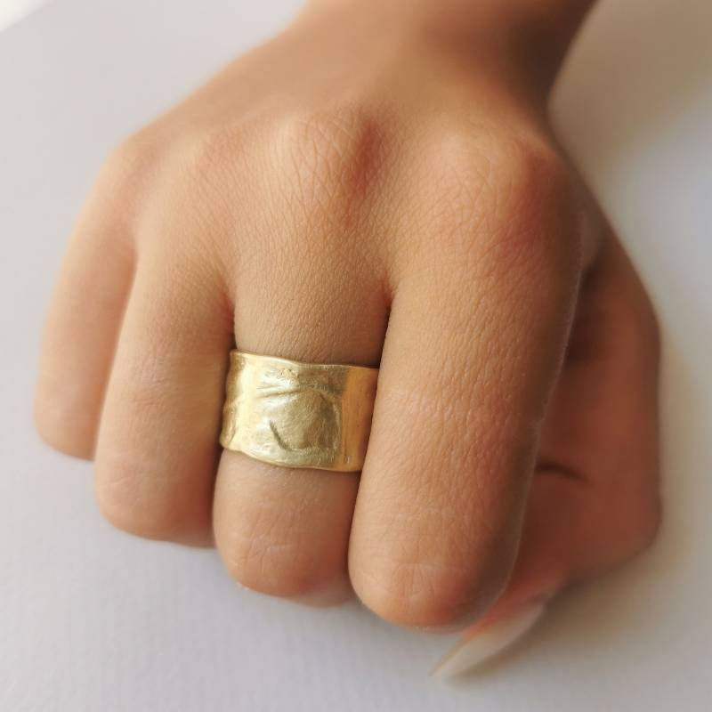 Frauen Breite 12 Mm Hochzeit 14K Gold Band Mit Strukturierter Oberfläche von ZadokGold