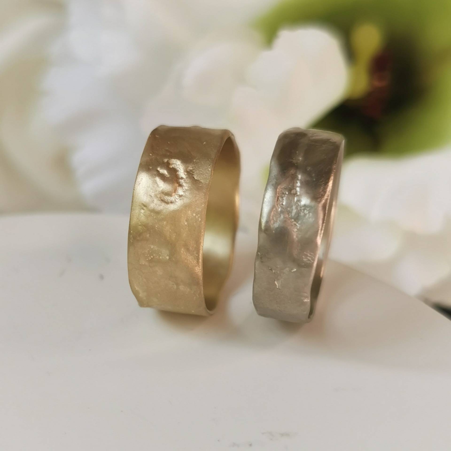 Für Sie Und Ihn Passende Eheringe, Gelb - Weißgold Rustikale Rohe Gehämmerte Oberfläche von ZadokGold