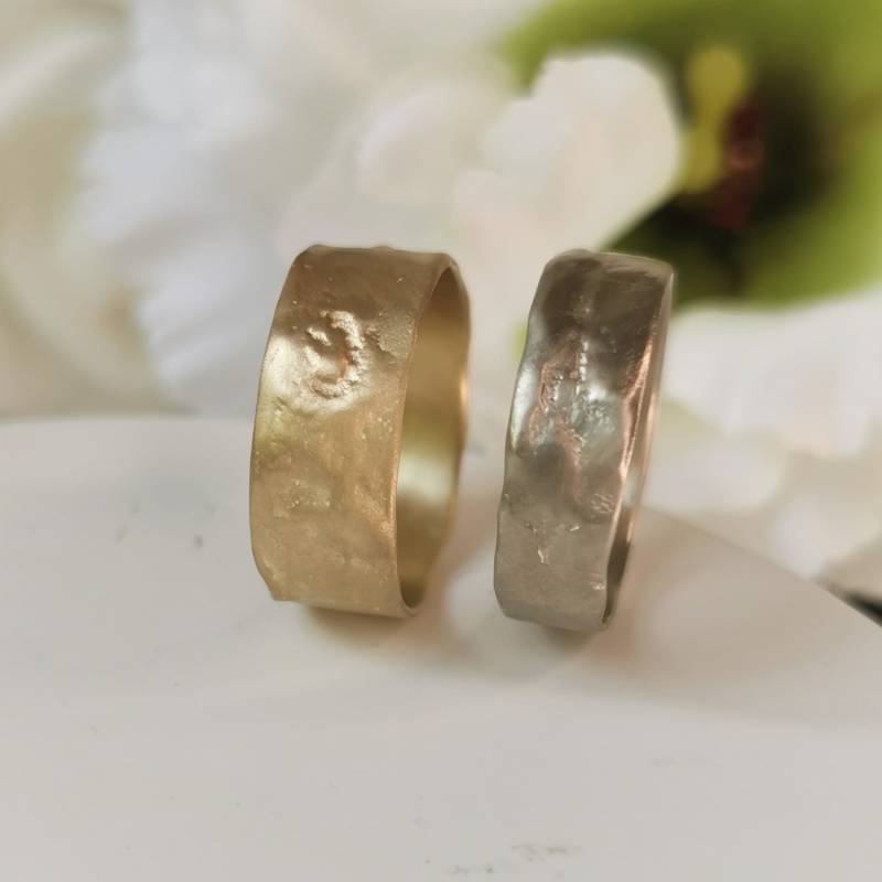 Für Sie Und Ihn Passende Eheringe, Gelb - Weißgold Rustikale Rohe Gehämmerte Oberfläche von ZadokGold