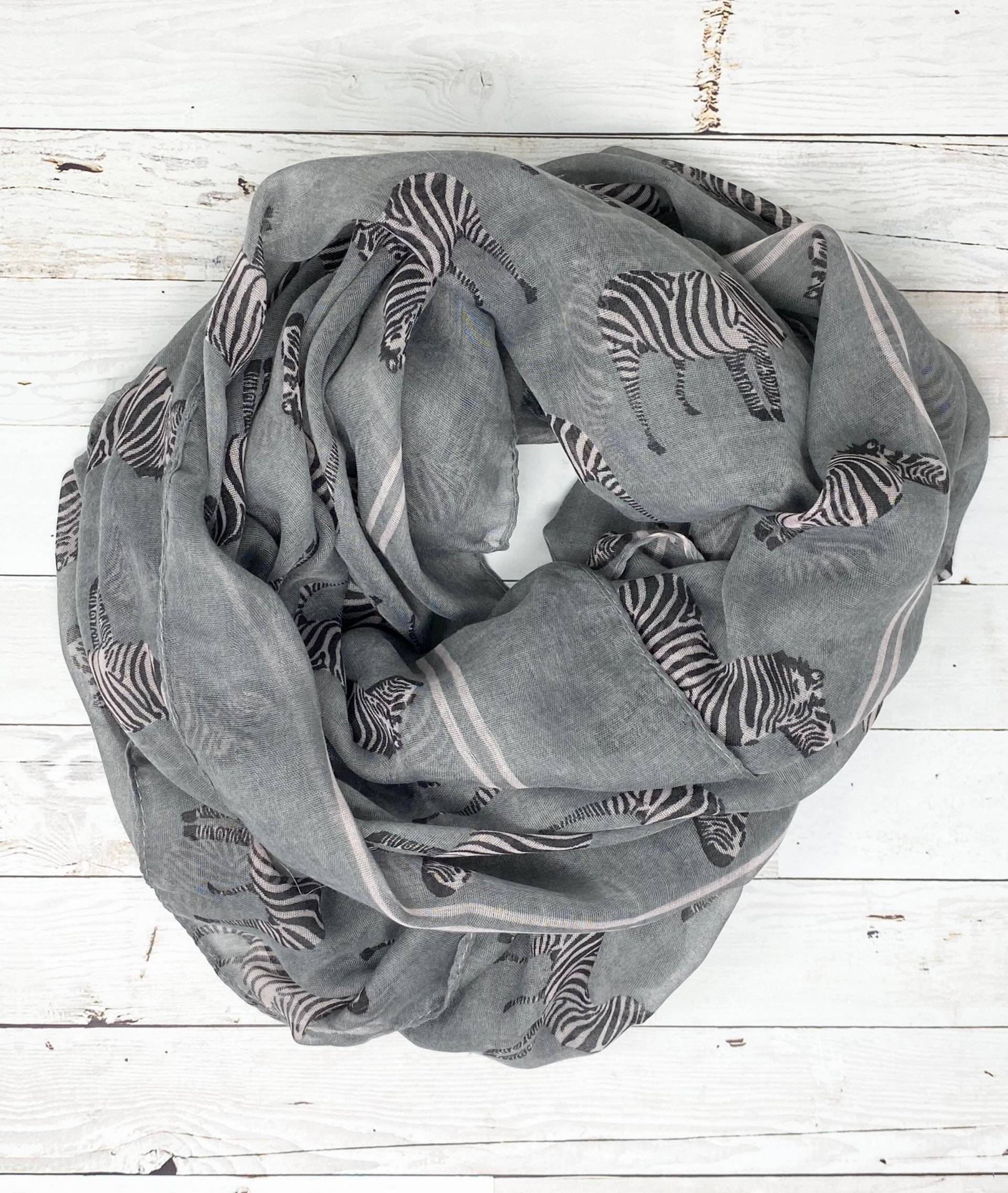 Grauer Schal Schwarz-Weiß Zebras Grauer Schal Schwarz-Weiß Zebras von ZaffreBoutique