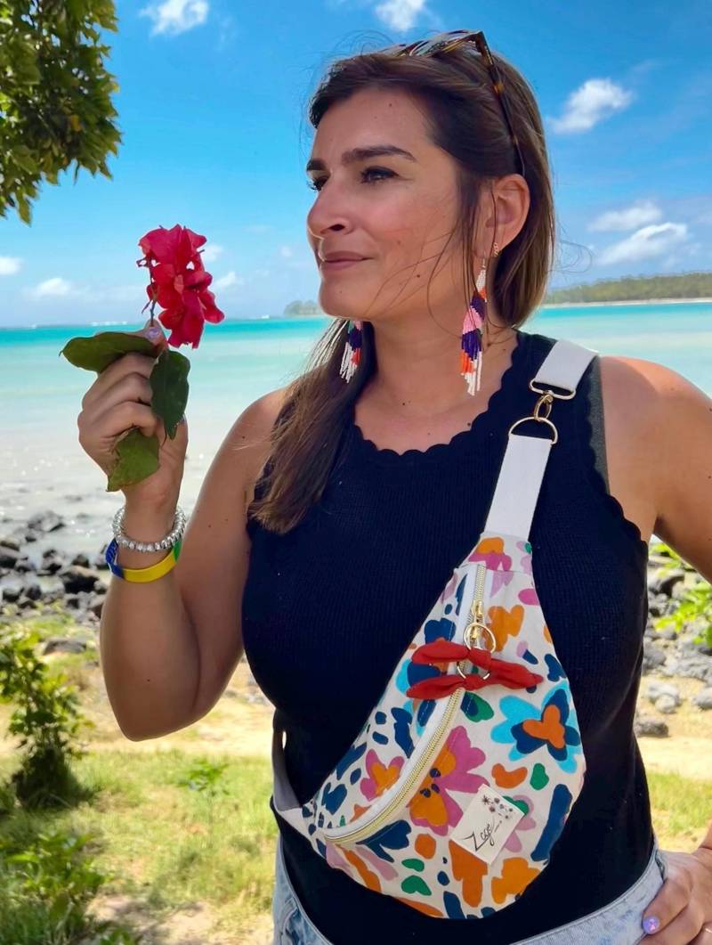 Sommerliche Damen-Bauchtasche | Mehrfarbiger Baumwoll-Canvas Mit Blumenmuster, Terrakottafarbenes Futter Größen Kinder, M & L Münzfach von Zagecolorfullife