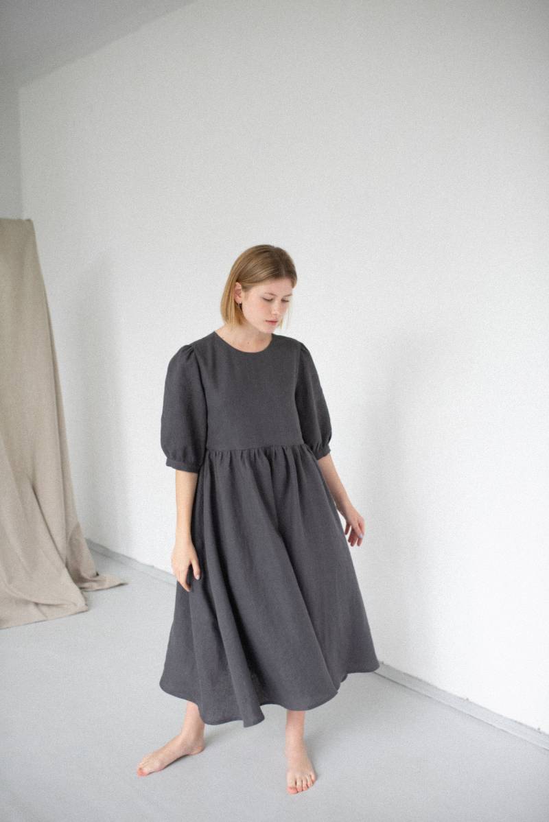 Graphite Leinen Kleid, Minimalist Style, Aufgeweichtes von ZagravaUkrainian