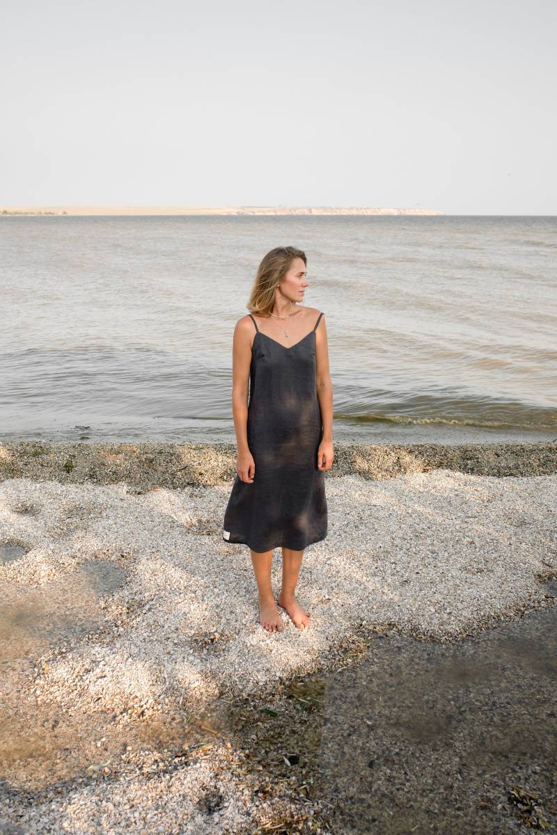 Leinen Slip Dress, Softened Graphite, Minimalist Style von ZagravaUkrainian