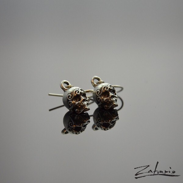 Ohrhänger Mit Ornamenten Totenköpfen Silberfarben von Zahario