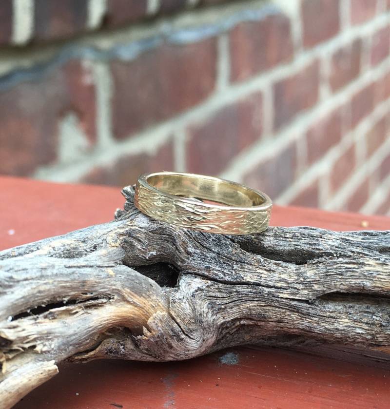 14Kt Gelbgold 3mm Holzmaserung Strukturiertes Ehering 14Kt Gelbgold 3mm Holzmaserung Strukturiertes Ehering von Zahour
