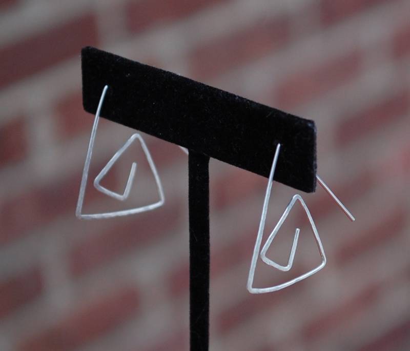 Abstrakte Chevron Gehämmert Dreieck Sterling Silber Ohrringe Umweltfreundlich Recycelt von Zahour