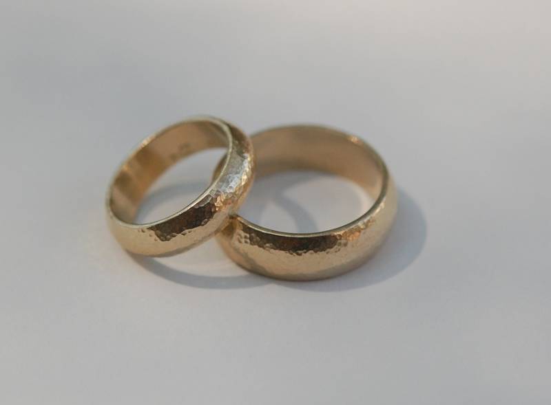 Gehämmertes 14Kt Gelbgold Gewölbtes Hochzeitsband Set, Seine Und Ihre Hochzeitsbänder von Zahour