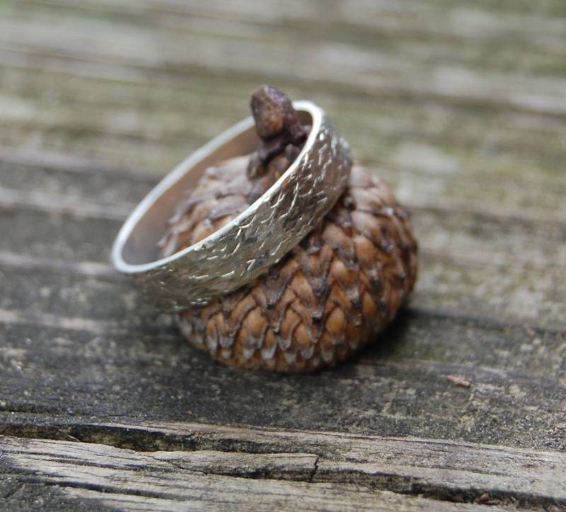 Natürlicher Hammer Texturiert 5mm Weißgold Ehering Unisex Natürlicher Hammer Texturiert 5mm Weißgold Ehering Unisex von Zahour