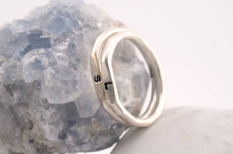 925 Silberring Stapelring Buchstabe, Ring Mit Initiale, Gravierter Ring, Geschenk Für Sie von ZakaSchmuck