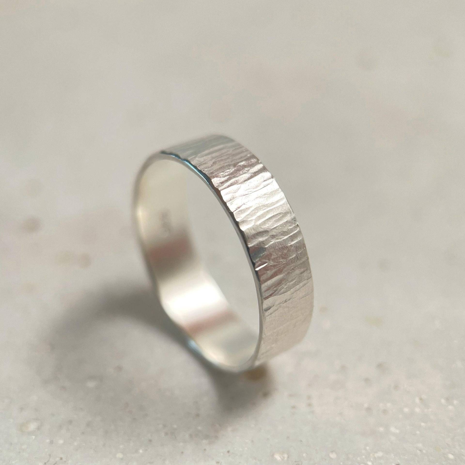 Gehämmerte Rinde Band Silber Holz Strukturiertes Ehering 6mm Breites Waldhochzeit Ast Oxidiert von ZakaSchmuck