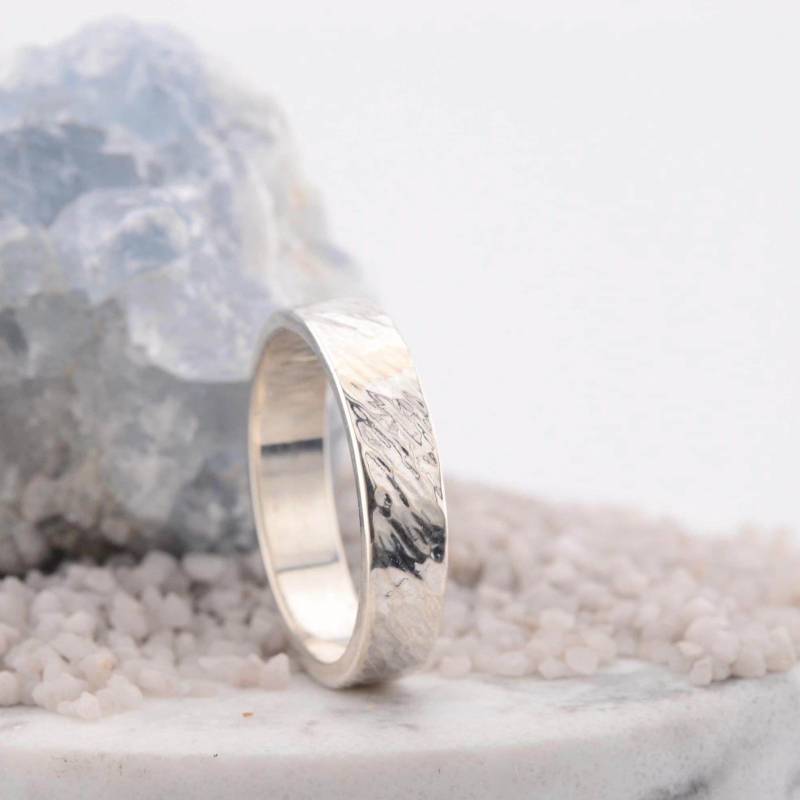 Handgefertigter Herrenring Aus 925 Sterling Silber - Gehämmerter & Polierter Ring | Personalisierbar Mit Gravur Geschenk Für Männer von ZakaSchmuck