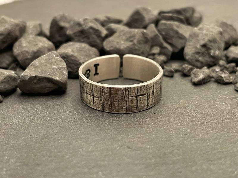 Rustikaler Herrenring Aus Oxidiertem 925 Silber - Breiter, Handgefertigter Ring Mit Gravur Persönliches Geschenk Für Männer von ZakaSchmuck