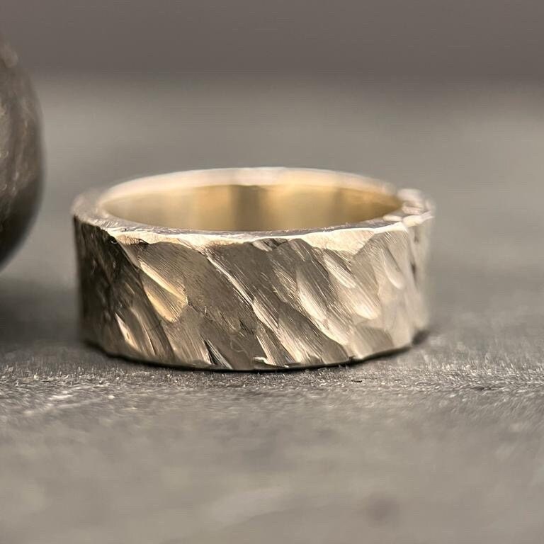 Rustikaler Silberring Aus 925Er Sterlingsilber - Handgemachter Herrenring Mit Gehämmerter Struktur Breiter Unikat-Ring Für Männer & Frauen von ZakaSchmuck